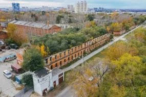 В Благовещенске начали сносить старые казармы на Зейской ради креативного центра