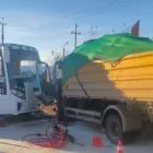 Грузовик врезался в автобус в Благовещенске, водителя увезли в больницу