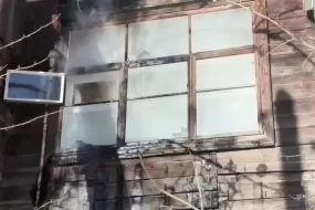 Пожарные спасли жильца из горящего дома в Благовещенске