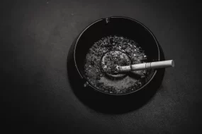 За выброшенные с балкона окурки амурчанку оштрафовали на 2 тысячи рублей