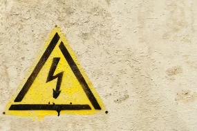 Подросток и мужчина погибли от удара током в Амурской области