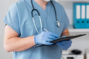 В фонде ОМС предупредили, что ряд медуслуг не входит в страховой полис