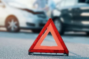 Девушка снесла 3 машины и скрылась: появилось видео ночного ДТП в Благовещенске