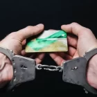 Четверо благовещенцев нашли чужой телефон с картой и украли 300 тысяч рублей