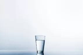Ученые разоблачили миф о воде: симптомы похмелья не пропадают