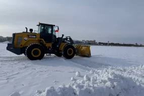 На реке Амур расчищают лёд для проведения #ЗимФестАмур