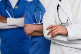 Ситуация с мигрантами в больницах с фейковыми дипломами тревожит россиян