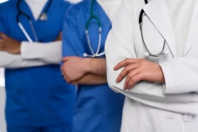 Российские врачи оценили идею Минздрава «раскрасить» медперсонал