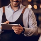 Администратор гриль-бара украл деньги из сумки посетителя в Благовещенске