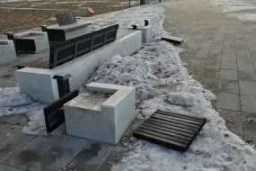 В Благовещенске нашли хулигана, разгромившего скамейки на «Трибуна Холл»