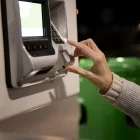 Амурчанка украла деньги у старушки прямо из банкомата