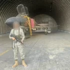 Иранские СМИ показали военного на фоне истребителя F-4 в ангаре