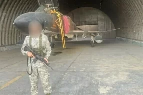 Иранские СМИ показали военного на фоне истребителя F-4 в ангаре