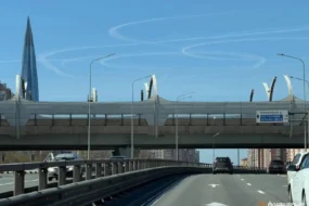 Жители Петербурга сняли на фото загадочные следы в небе над Финским заливом