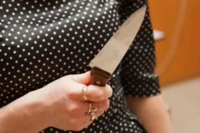 Амурчанка ударила в живот ножом подругу, пытавшуюся «изгнать из неё бесов»