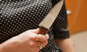 Амурчанка ударила в живот ножом подругу, пытавшуюся «изгнать из неё бесов»