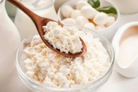 Инспекторы предупредили, какой творог из Белоруссии грозит поражением печени