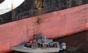В Сети появились кадры высадки десанта КСИР на контейнеровоз в Ормузе