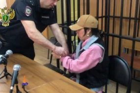 В Благовещенске задержали контрабандистку золота в кроссовках