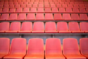 В Новосибирске идет обсуждение инцидента с жёлто-синим мячом на плакате