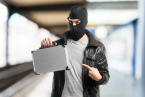 Мошенника, похитившего у пенсионеров 5 млн рублей, будут судить в Благовещенске