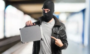 Мошенника, похитившего у пенсионеров 5 млн рублей, будут судить в Благовещенске