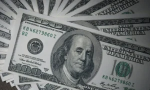 РБК: Доллар США взял курс на 50 рублей после кризисного этапа