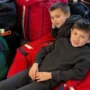 Жена Овечкина сняла двух сыновей в аэропорту и показали снимок в Сети