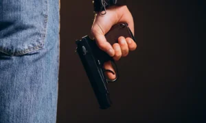 Амурчанин в отделе полиции с пистолетом в руках угрожал убить полицейского