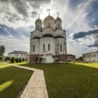 Верующие идут в храм с ошибочными записками: какие правила нельзя нарушать