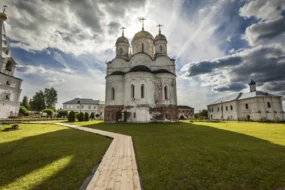 Верующие идут в храм с ошибочными записками: какие правила нельзя нарушать