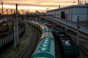 Поезд протаранил легковушку на переезде под Тындой
