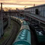 Поезд протаранил легковушку на переезде под Тындой
