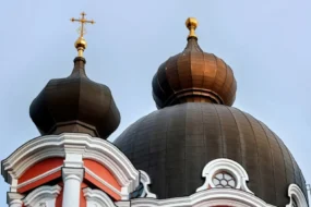 В РПЦ пояснили, кто идет первым в списке запрещенных для подачи записок в храме