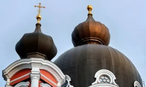 В Псковской области прошло прощание с иеромонахом, скончавшимся в аэропорту