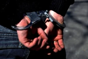В Благовещенске женщина укусила знакомого за нос, а тот ударил её в ответ ножом