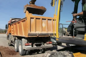 В Приамурье водителя самосвала затянуло на карданный вал