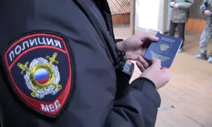 В Благовещенске мигрант бросил в полицейского телефон