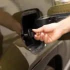 По ночам в Благовещенске неизвестные сливают с автомобилей бензин