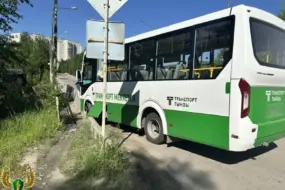 В Тынде автобус с пассажирами врезался в ограждение