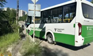 В Тынде автобус с пассажирами врезался в ограждение