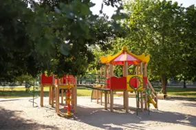 В Благовещенске госпитализировали девочку, получившую травму на детской площадке