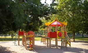 В Благовещенске госпитализировали девочку, получившую травму на детской площадке