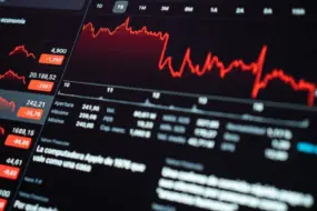 Finam: Рынок начал «краснеть» в поиске нового дна