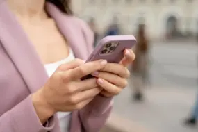 BGR: Популярный способ очистки экрана смартфона грозит разорением