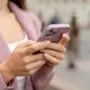 BGR: Популярный способ очистки экрана смартфона грозит разорением