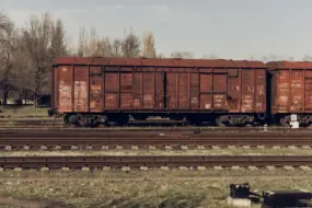 Мужчина в наушниках попал под поезд в Амурской области