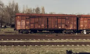 Мужчина в наушниках попал под поезд в Амурской области