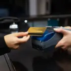 Пенсионер из Зеи похитил карту у спящего знакомого, чтобы оплатить покупки