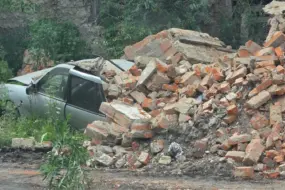В Белогорске, обрушившаяся стена бывшего мясокомбината, раздавила автомобиль